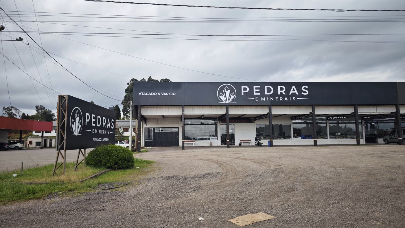 Fachada da loja Pedras e Minerais às margens da BR-386