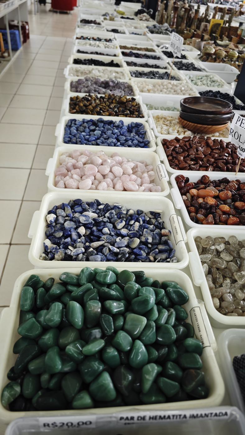 Pedras roladas de diversas cores em caixas